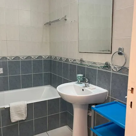 Iris Village, Near Kings Avenue Mall - By Imh Travel & Tours Apartman *